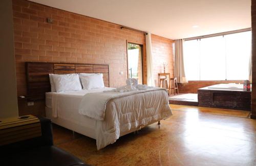 Alto Paraiso de Goias Hotel | Pet-Friendly Woodstock Guesthouse with Pool & Hot Tub