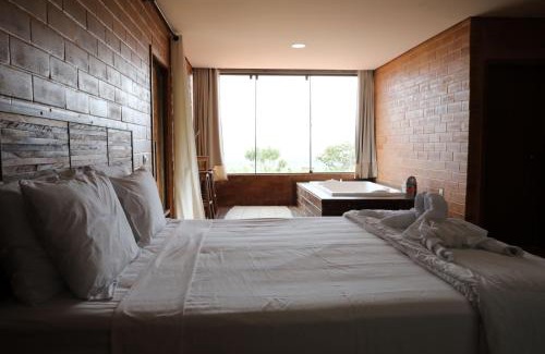 Alto Paraiso de Goias Hotel | Pet-Friendly Woodstock Guesthouse with Pool & Hot Tub