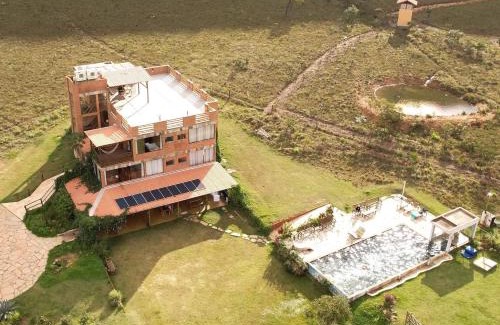 Alto Paraiso de Goias Hotel | Pet-Friendly Woodstock Guesthouse with Pool & Hot Tub