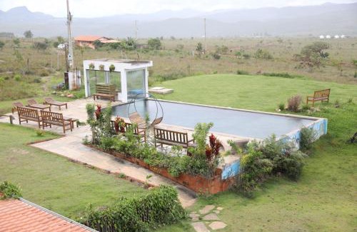 Alto Paraiso de Goias Hotel | Pet-Friendly Woodstock Guesthouse with Pool & Hot Tub