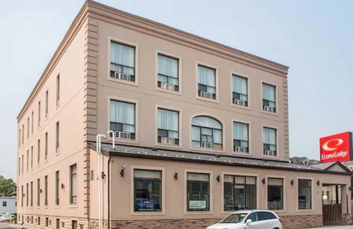 Woodstock Hotel | Budget-Friendly Econo Lodge Woodstock with Breakfast & Kitchen