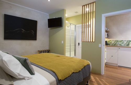 Stoke House | Woodstock Suite: 5-Star Comfort with Private Pool & Dining