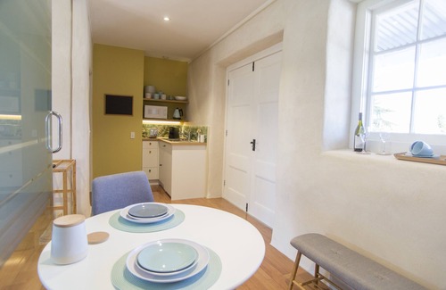 Stoke House | Woodstock Suite: 5-Star Comfort with Private Pool & Dining