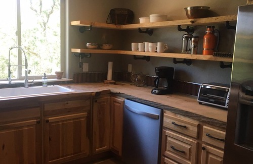 Murphy House | Woodsy and serene guest quarters across from river fishing and swimming