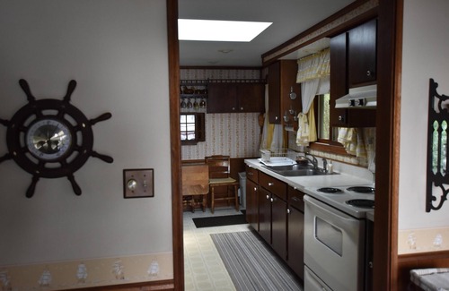 Green Lake Cabin | Scenic Lakefront Retreat with Spa and Kitchen Amenities