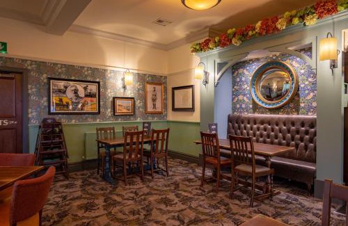 Manchester Hotel | Woodthorpe Hotel: Pet-Friendly Stay with Family Amenities