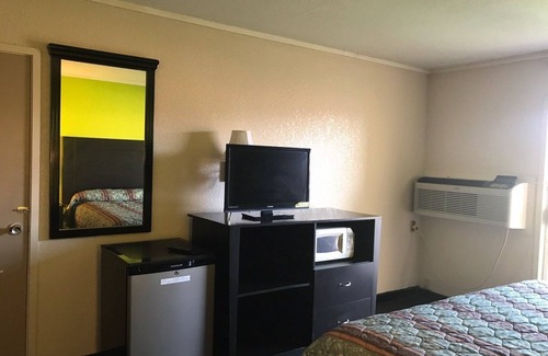Woodville Hotel | Woodville Inn: Family-Friendly Stay with Breakfast & Kitchen