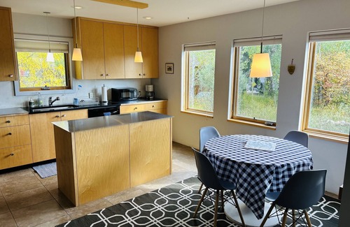 Driggs House | Inviting Woodworkers Cottage Retreat with Kitchen Access
