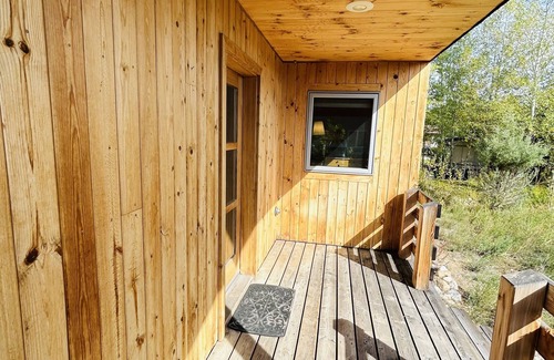 Driggs House | Inviting Woodworkers Cottage Retreat with Kitchen Access