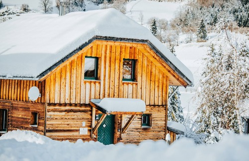 Sankt Georgen am Kreischberg Ski Chalet | Woody 5 - Relaxing Retreat with Scenic Views & Hot Tub