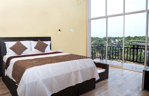 Trincomalee Hotel | Cozy Woody Crest Room Near Beautiful Beach - Family Friendly