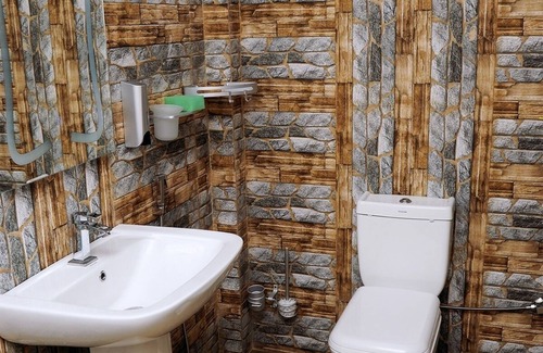 Trincomalee Hotel | Cozy Woody Crest Room Near Beautiful Beach - Family Friendly
