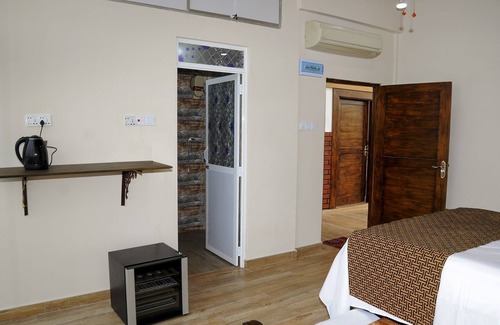 Trincomalee Hotel | Cozy Woody Crest Room Near Beautiful Beach - Family Friendly