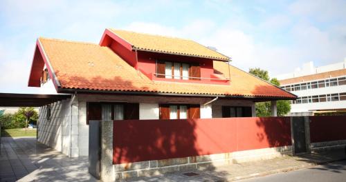 Esmoriz House | Idyllic Woof & Sun: Pet-Friendly Oceanfront Retreat