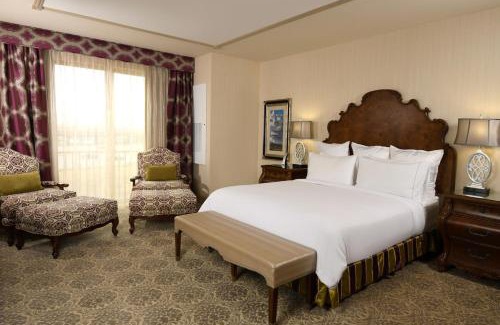 Aurora Hotel | Discover Woolley's Classic Suites Near Denver Airport
