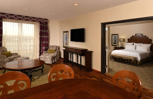 Aurora Hotel | Discover Woolley's Classic Suites Near Denver Airport