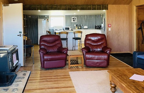 Lowburn House | 4-Bedroom Woolshed Retreat with Spa and Hot Tub