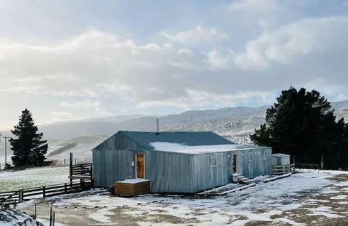 Lowburn House | 4-Bedroom Woolshed Retreat with Spa and Hot Tub