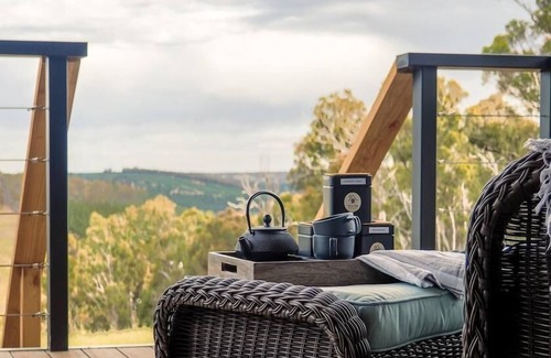 Kangaroo Gully Ski Chalet | Experience Woora: Hills Embraced by Golden Sunrise