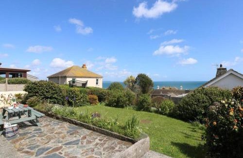 Mousehole House | Family-Friendly Retreat at Wootton Gray with Cozy Fireplace