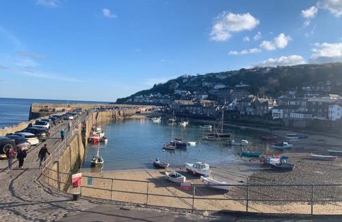 Mousehole House | Family-Friendly Retreat at Wootton Gray with Cozy Fireplace