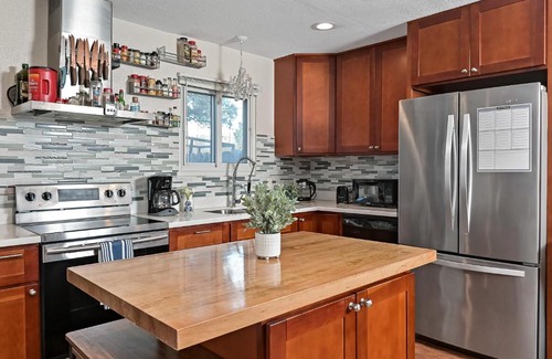 San Jose House | Ideal Work and Gym Retreat with Breakfast Included