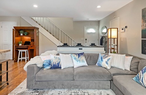San Jose House | Ideal Work and Gym Retreat with Spa & Family Amenities