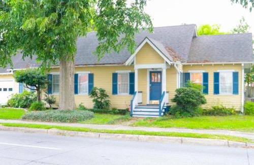 Downtown House | Ideal Corporate Lodging for Work Crews and Teams