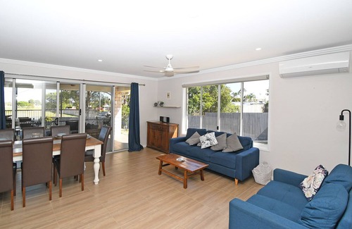 Kawungan House | Modern House for Work Crews & Families with Ocean View