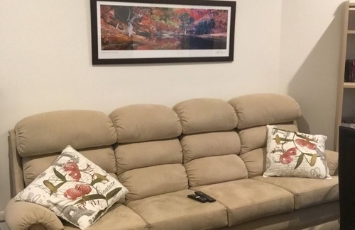 Boronia House | Ideal Two-Bedroom Apartment with Netflix and Pet-Friendly Amenities