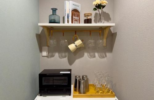 Kishiwada House | Work from home, King bed, 4-minute walk to station and convenience store, 65 TV, Netflix, Moka pot
