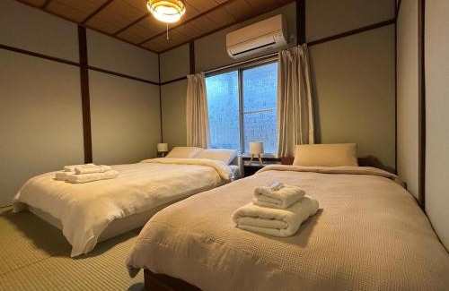 Kishiwada House | Work from home, King bed, 4-minute walk to station and convenience store, 65 TV, Netflix, Moka pot
