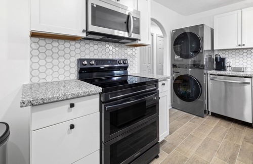 Lake Charles House | Work Hard, Rest Easy Oasis! 3BR, Central Air, Pet Friendly, Easy Commute