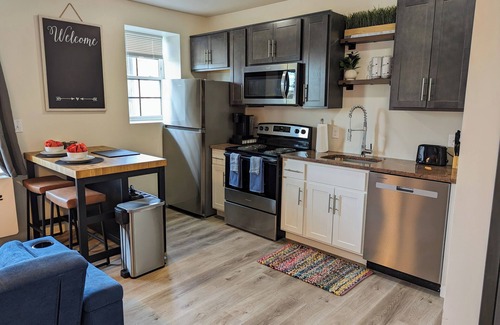 New Center Detroit Apartment | Inviting Midtown Detroit Studio with Spa and Breakfast