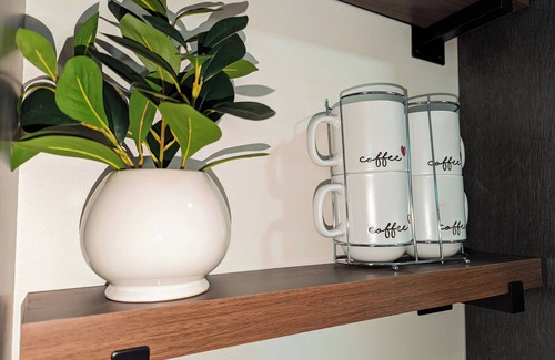 New Center Detroit Apartment | Inviting Midtown Detroit Studio with Spa and Breakfast