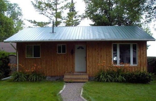 Virginia Cottage | Family Lake Front Cottage with Pool and High-Speed Internet