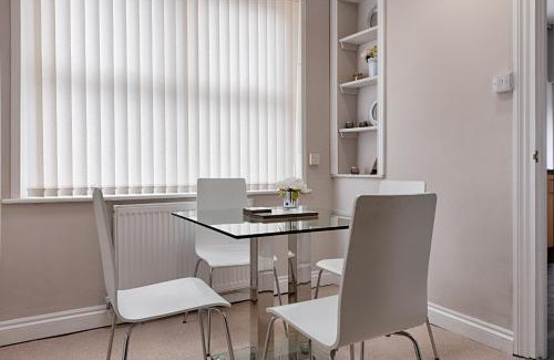 Gorseinon Apartment | Budget-Friendly Stay at Alexandra Lodge: Family-Oriented Retreat