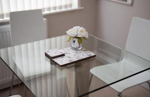 Gorseinon Apartment | Budget-Friendly Stay at Alexandra Lodge: Family-Oriented Retreat