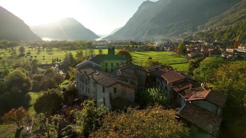 Carlazzo House | Inviting Workation Castle: Pet-Friendly & Family Welcoming