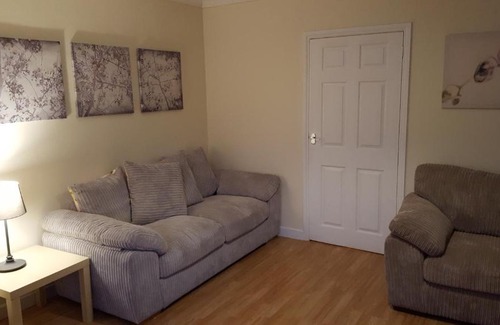 Shotts House | Guest Rated 9/10 at Workforce Property - Family-Friendly Stay
