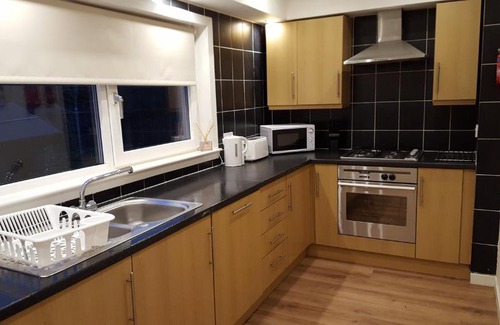 Shotts House | Guest Rated 9/10 at Workforce Property - Family-Friendly Stay
