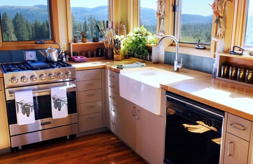 Butte Falls House | Rustic Working Cattle Ranch Near Crater Lake National Park