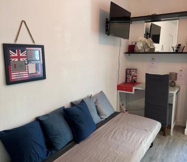 Barriere Saint Marc Apartment | WorkSpace faubourg près de la gare TV WIFI CALME