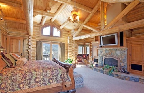 June Lake Cabin | Experience the Jewel of Sierra Nevada: Rated 10/10 for Comfort