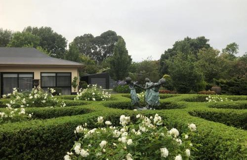 Mount Macedon Apartment | Elegant Wotama B and B in Picturesque Mount Macedon