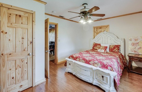 Navarro County Cabin | Discover a Remarkable Cabin with Private Pool & Hot Tub