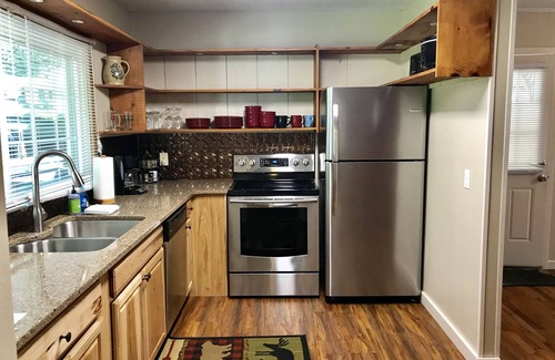 Lake Nantahala Cabin | Retreat to a Private Creekside Cabin with Hot Tub & WiFi