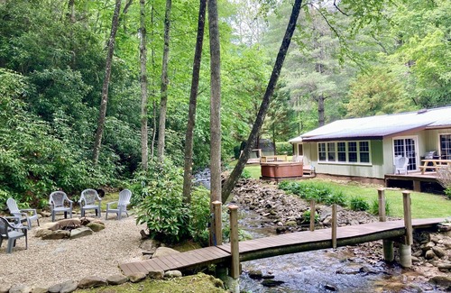 Lake Nantahala Cabin | Retreat to a Private Creekside Cabin with Hot Tub & WiFi