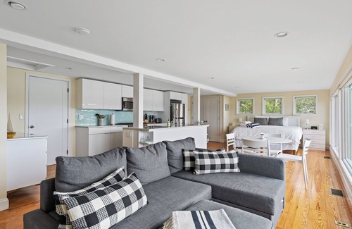 Sandwich Cottage | WOW View! Waterfront Cottage. Private Beach, King Bed, Full Kitchen. Relax&Enjoy