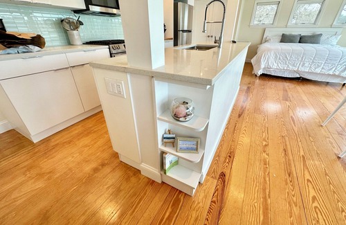 Sandwich Cottage | WOW View! Waterfront Cottage. Private Beach, King Bed, Full Kitchen. Relax&Enjoy